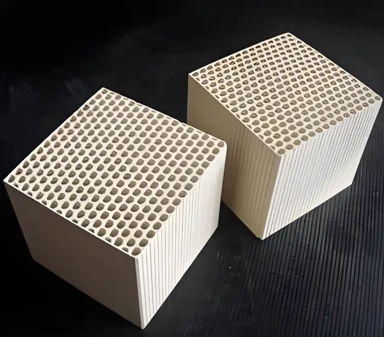 RCO催化燃烧设备蜂窝陶瓷催化剂载体特写:展示方形孔道结构