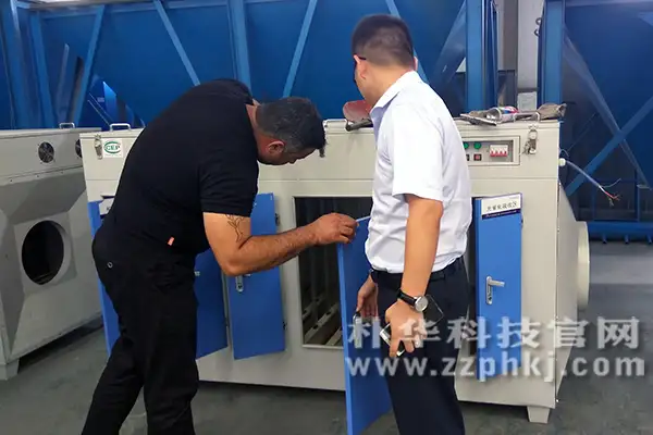 伊朗客户在朴华科技车间参观光氧催化设备,朴华科技工作人员在做介绍