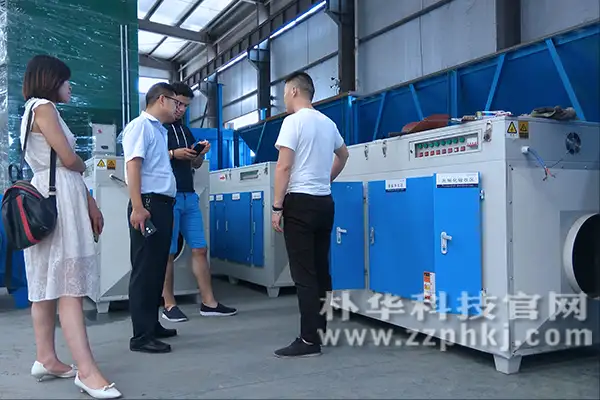 伊朗客户在朴华科技车间参观有机leyu乐鱼web登录入口,朴华科技工作人员在做介绍