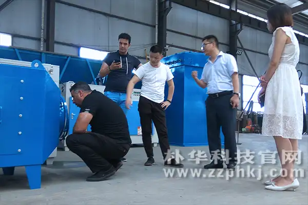 伊朗客户在朴华科技车间参观除尘器设备,朴华科技工作人员在做介绍